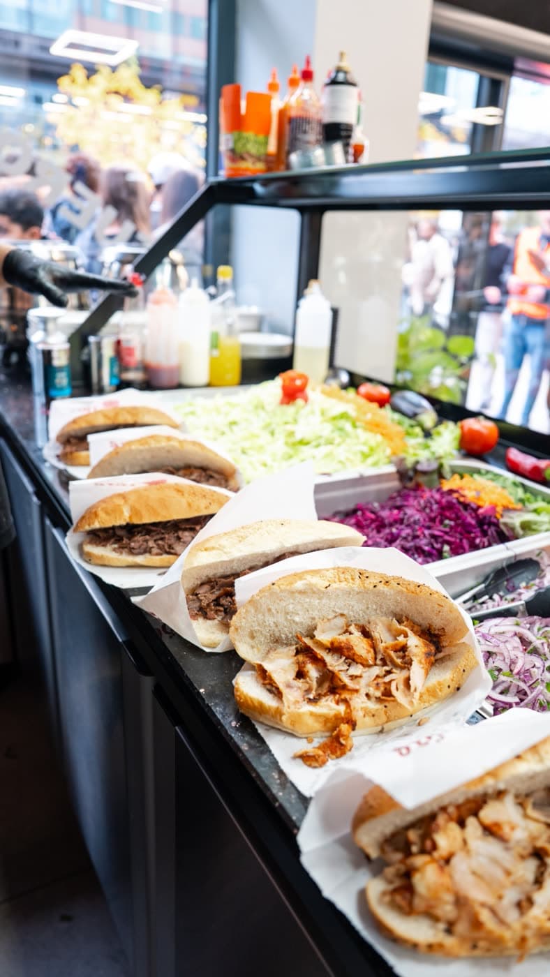 Mehrere vorbereitete Döner nebeneinander auf der Theke